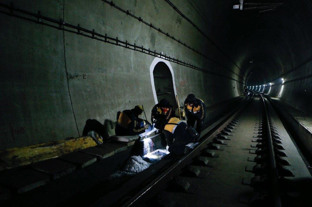 下冶镇铁路运营隧道病害现状